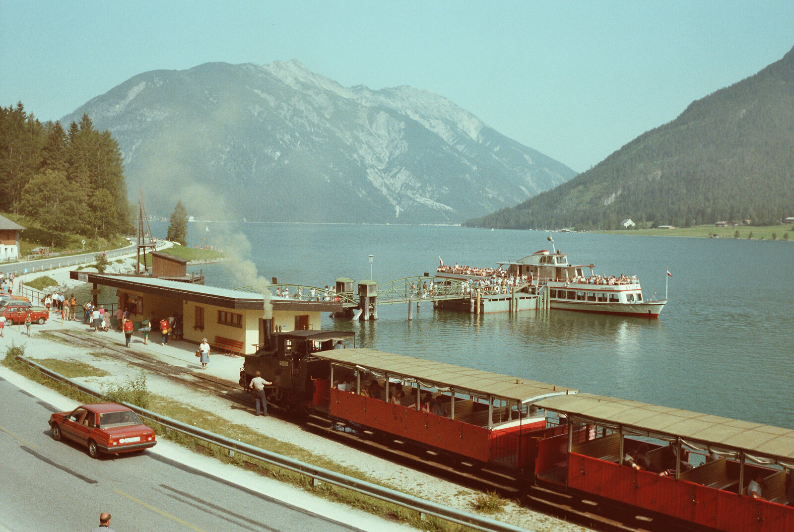 Der Achensee und seine Zahnradbahn. Früheres wertvolles Österreich, wie es sein sollte.  Eine Reise in die Vergangenheit, welche immer noch möglich ist.
Achenseebahnhof Seespitz (1983)
