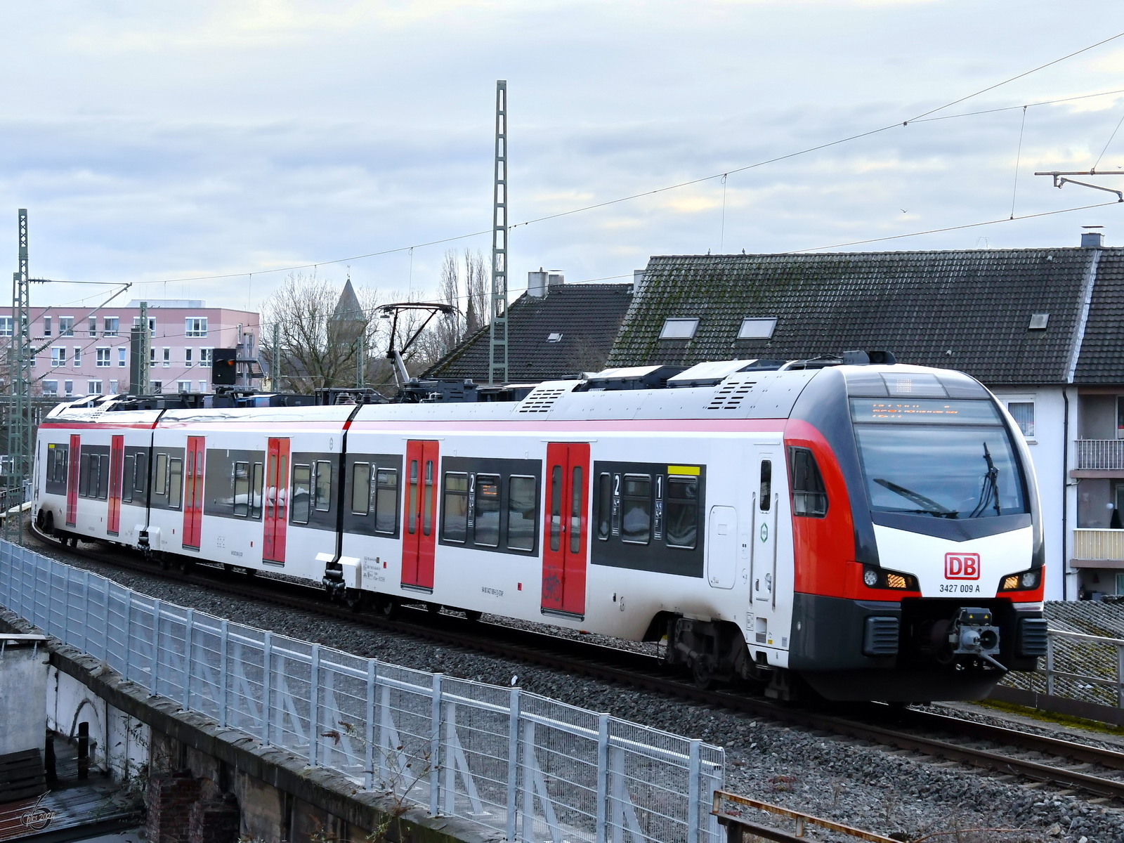 Der als RE 41 verkehrende Elektrotriebzug 3427 009 A ist hier im März 2024 auf der letzten Teilstrecke zum Endhaltepunkt am Hauptbahnhof Bochum-West zu sehen.