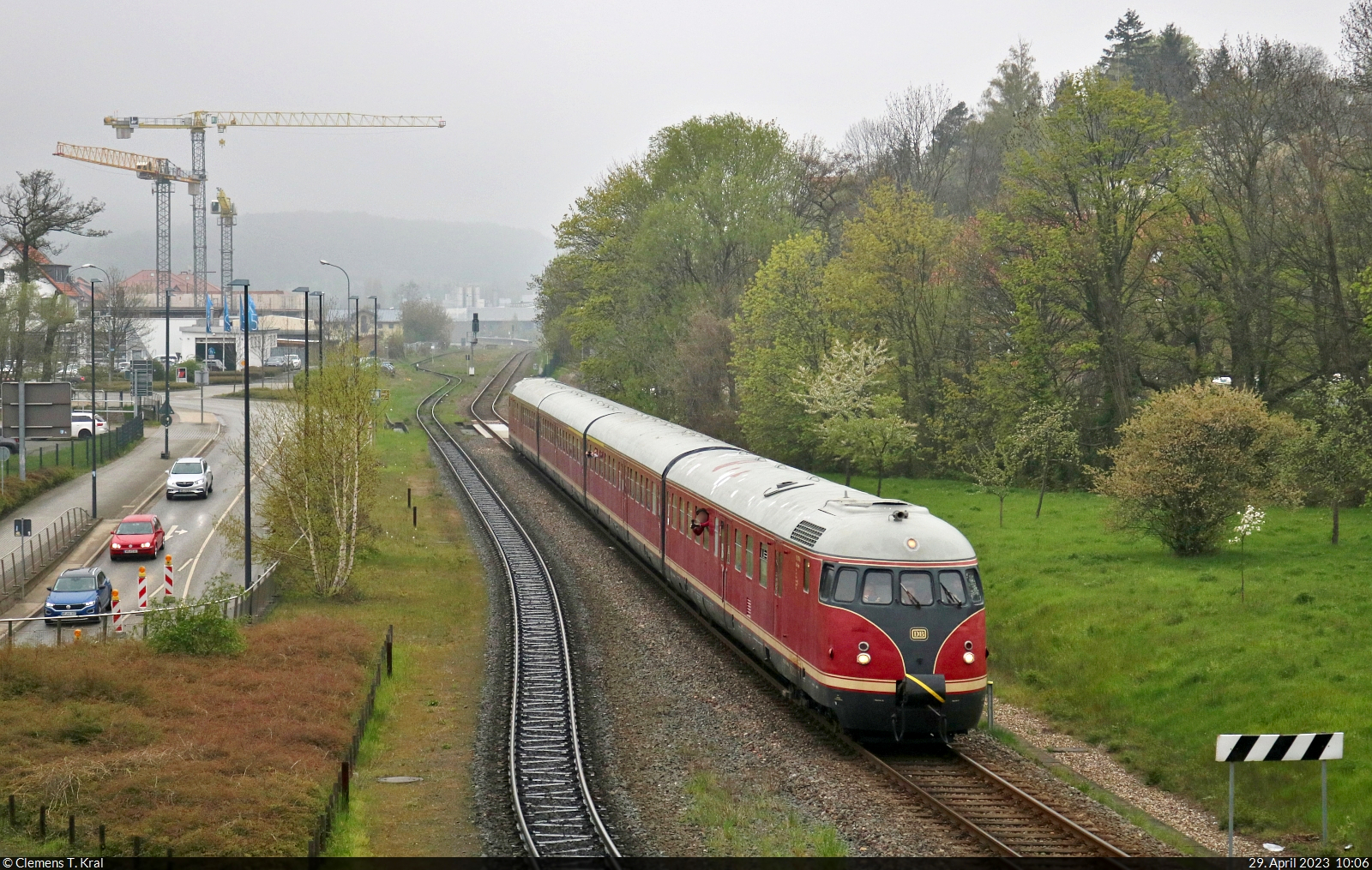 Der als  Stuttgarter Rössle  bekannte 612 507-4 (VT 12 507 Stg | BD Post 4ym | 95 80 0688 122-0 D-DB) unternahm am letzten April-Wochenende eine Reise durch den Harz von Klein Mahner nach Stolberg(Harz) und wurde bei der pünktlichen Einfahrt in den Wernigeröder Hauptbahnhof dokumentiert.

🧰 DB ZugBus Regionalverkehr Alb-Bodensee GmbH (RAB | DB Regio Baden-Württemberg) | BSW-Gruppe E 44 002/VT 612
🕓 29.4.2023 | 10:06 Uhr