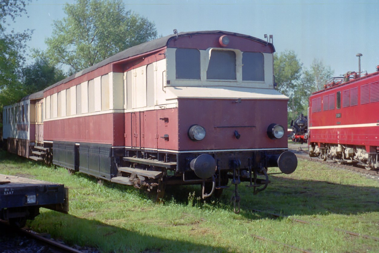 der AT_581/582 mit der vorderen fertigen Hälfte im Eisenbahnmuseum Weimar, fotografiert im Mai 2005