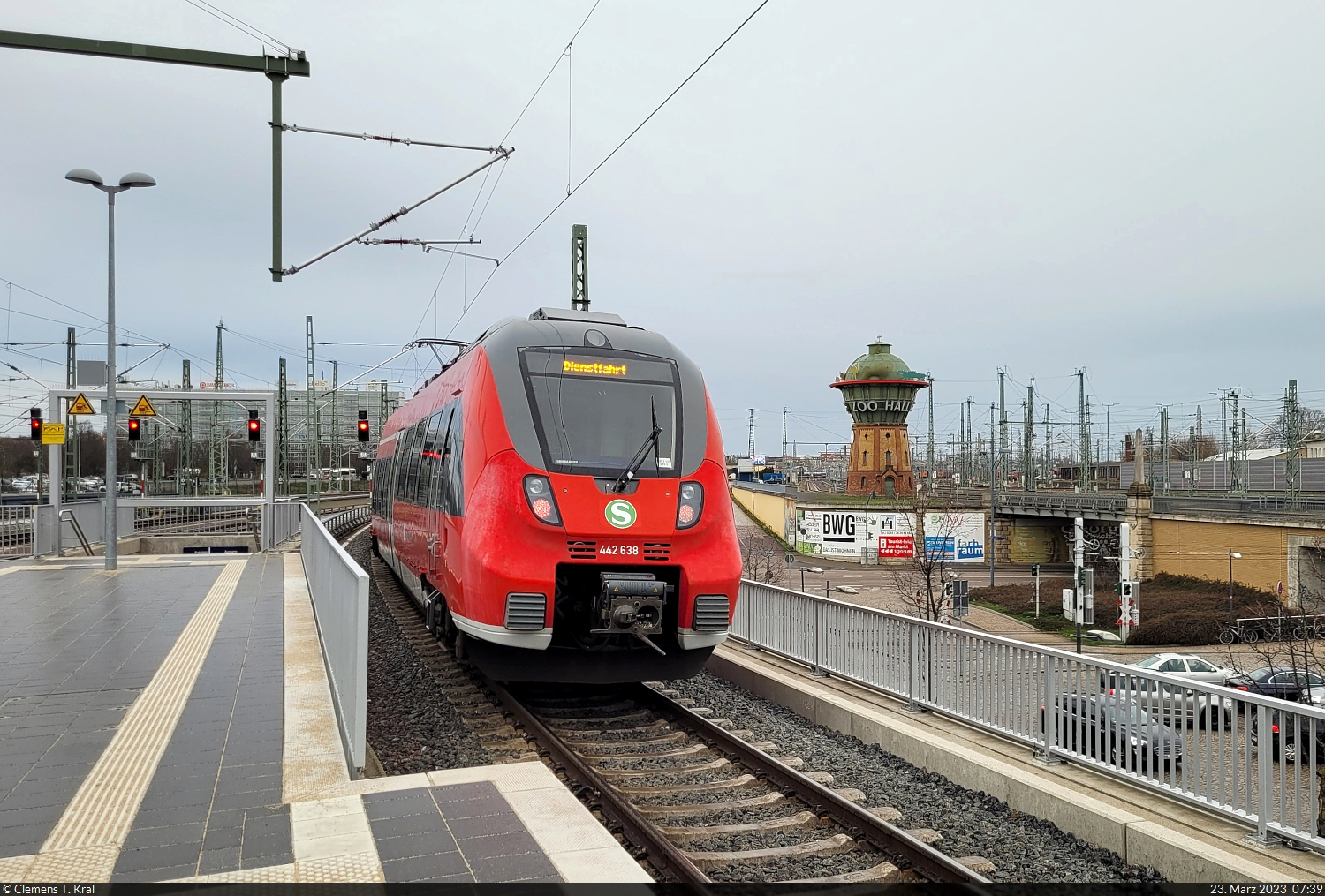 Der aus dem Cottbuser Netz stammende S-Bahn-Hamster 442 638 (Bombardier Talent 2) legt auf seiner  Dienstfahrt  durch Gleis 7 von Halle(Saale)Hbf einen Signalhalt am Wasserturm ein.

🧰 S-Bahn Mitteldeutschland (DB Regio Südost)
🕓 23.3.2023 | 7:39 Uhr