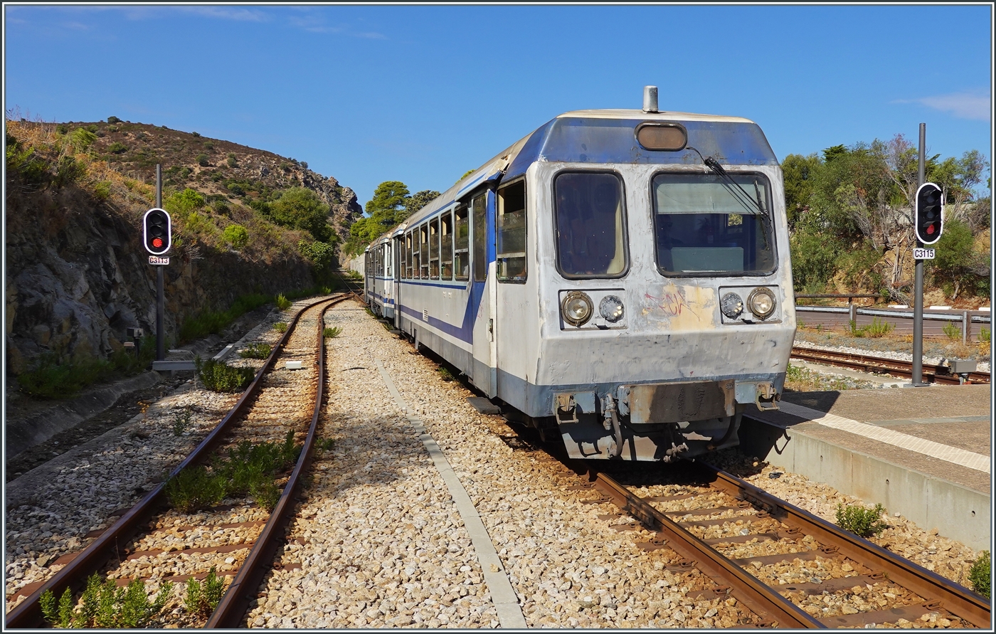 Der aus einem Dieseltriebwagen X 97050 und einem Steuerwagen XR 9700 gebildete Regionalzug 302 der U Caminu di Ferru di a Corsica - Chemin de Fer de la Corse erreicht von Calvi kommend sein Ziel Lisula Rossa / Ile Rousse und wird nach einer kurzer Wendezeit nach Calvi zur�ckfahren. Wie auf der Hinfahrt, so ist auch auf der R�ckfahrt der Zug �beraus gut besetzt. 

23. September 2026 