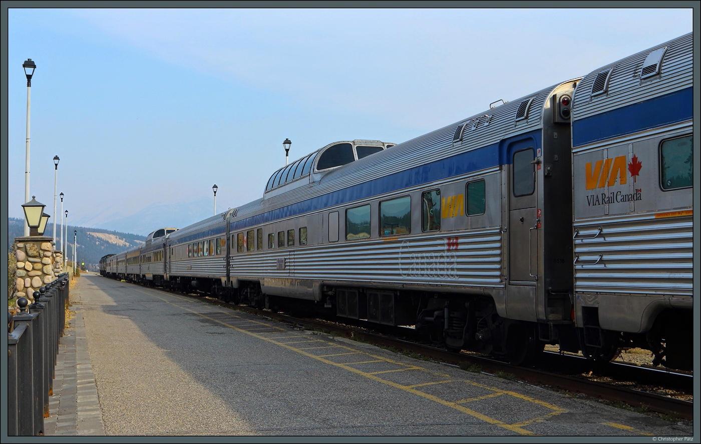 Der Aussichtswagen (Domecar)  Skyline 8516  der Via Rail ist am 18.10.2022 im  Canadian  eingereiht. (aufgenommen in Jasper) 