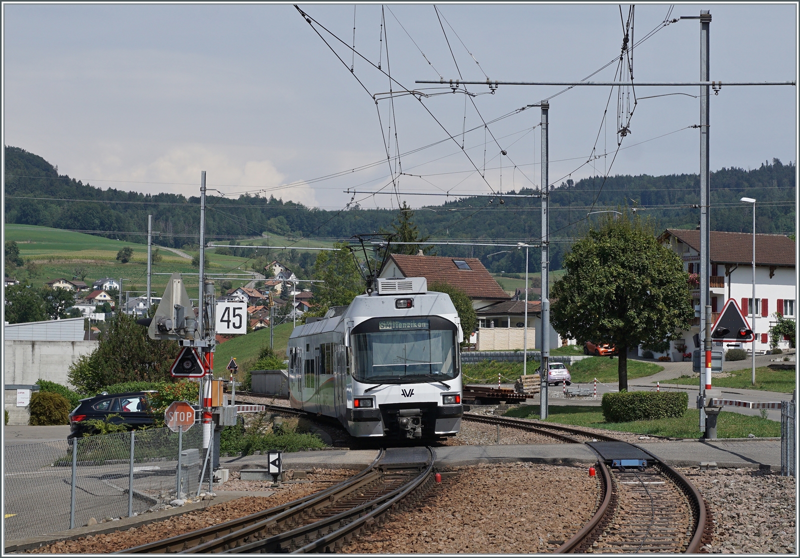 Der AVA ABe 4/8 verlässt als S 14 von Aarau nach Menziken den Bahnhof von Gontenschwil. 

26. August 2022