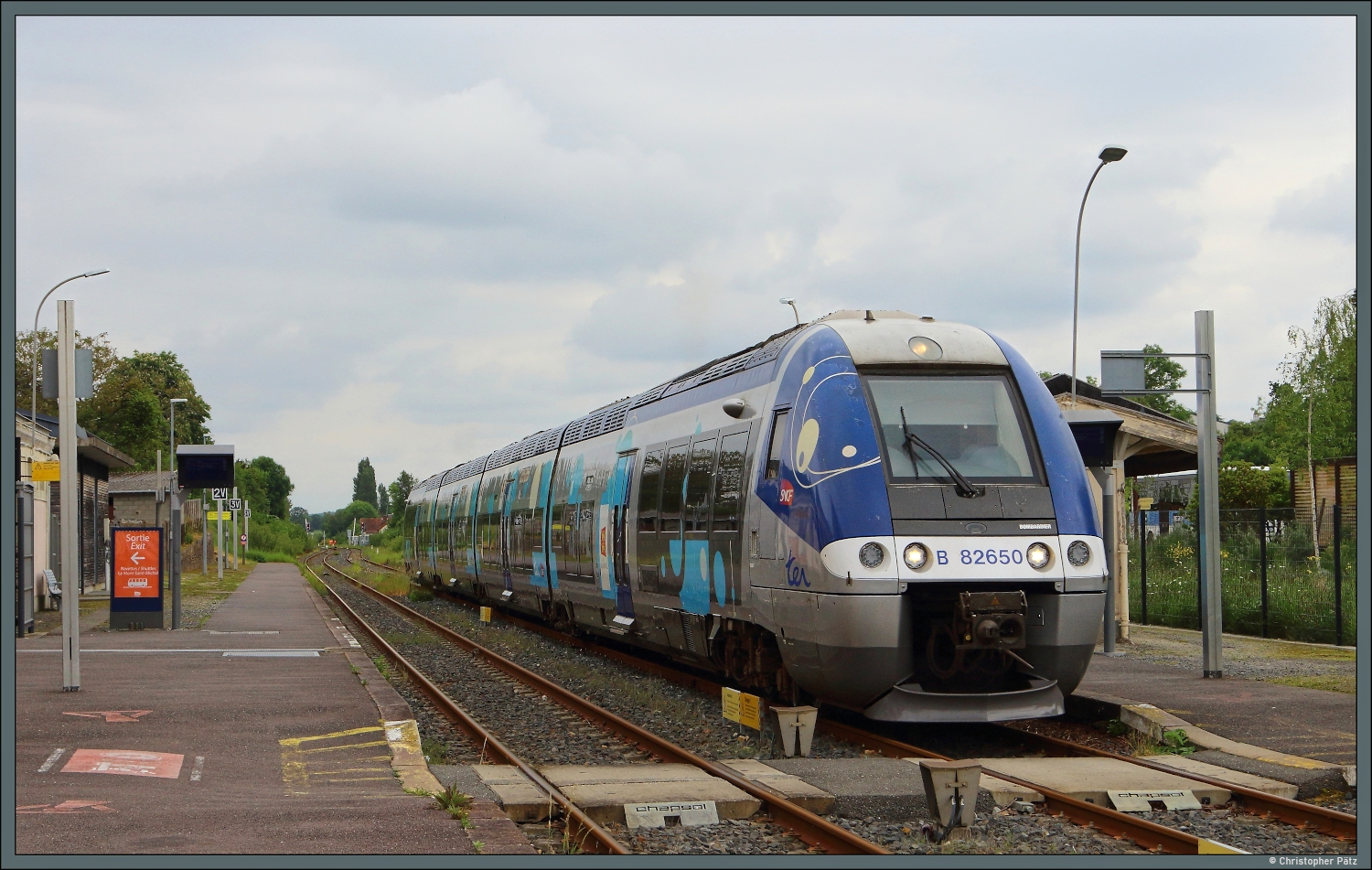 Der B 82650 der SNCF legt am 06.05.2026 im Bahnhof Pontonson-Mont Saint Michel einen kurzen Halt ein.