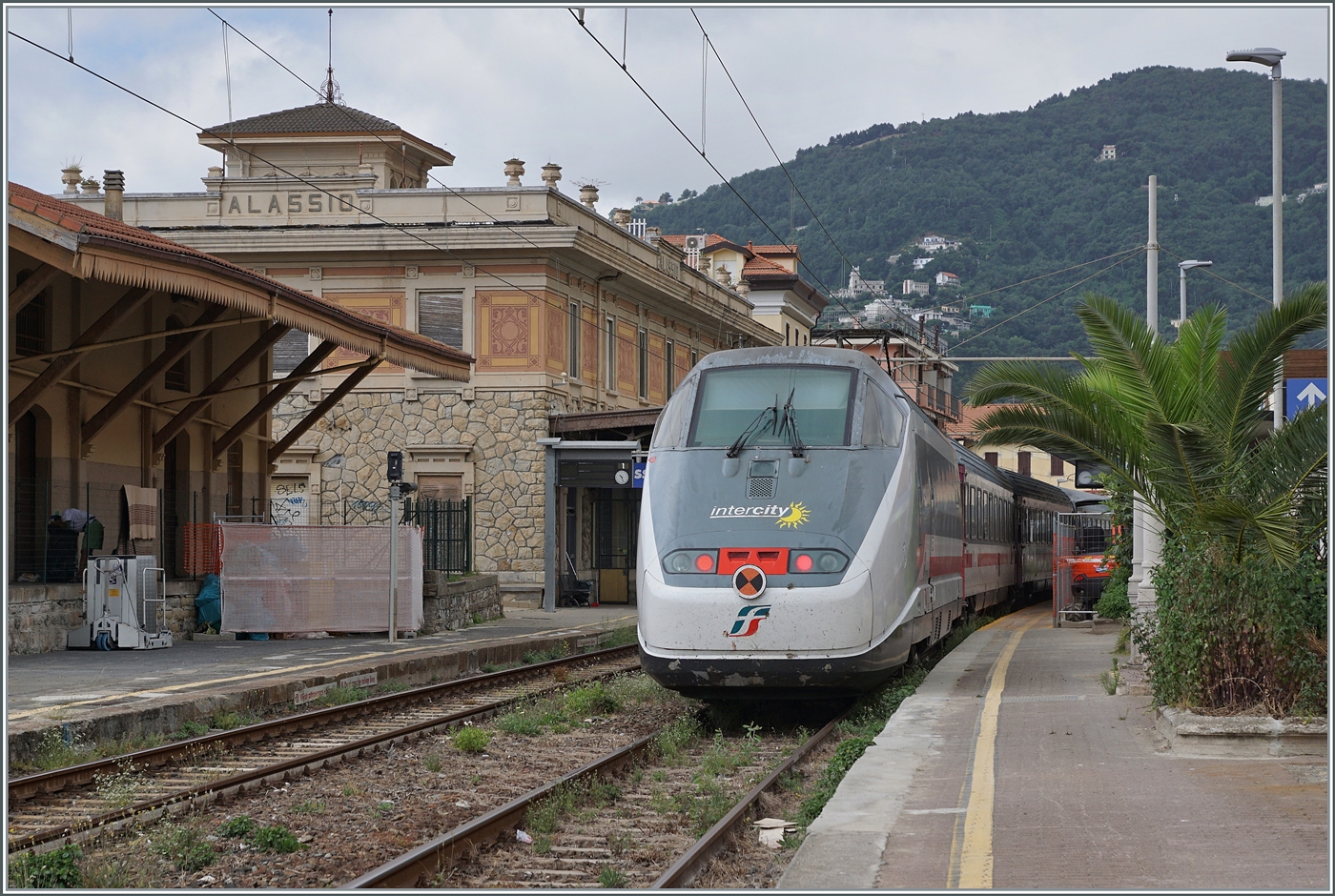 Der Bahnhof von Alassio ist einer der wenigen an der Riviara dei Firori, der sich noch weitgehend im urspr�nglichen Zustand zeigt und somit viel Flaire zeigt. 
Im Bild ein Trenitalia IC von Milano nach Ventimiglia, welcher Alassio in Richtung Ventimiglia verl�sst und von zwei E 414 an der Spitze und Schluss traktiert wird. 

17. Juni 2024


