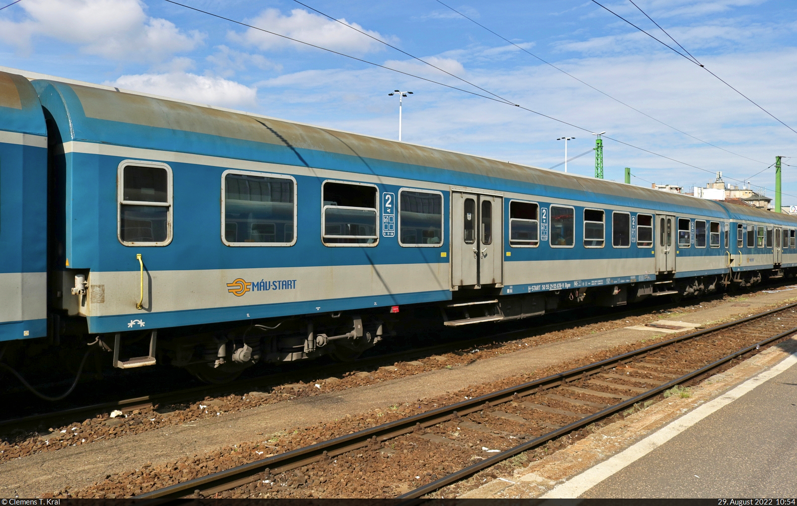 Der Bahnhof Budapest-Déli pu (HU) ist eine Hochburg der Halberstädter Mitteleinstiegswagen. Noch immer sind die im ehemaligen Raw Halberstadt gebauten und jahrzehntelang im ostdeutschen Regionalverkehr eingesetzten Wagen in Ungarn unermüdlich im Einsatz. Inzwischen wurden einige von ihnen auch teilweise umgebaut. Dieses Exemplar mit der Bezeichnung  Byee  (50 55 21-55 676-9 H-START) präsentiert sich hingegen noch ziemlich herkömmlich.

🧰 MÁV
🚝 IC 954  Göcsej Intercity  Budapest-Déli pu (HU)–Zalaegerszeg (HU)
🕓 29.8.2022 | 10:54 Uhr