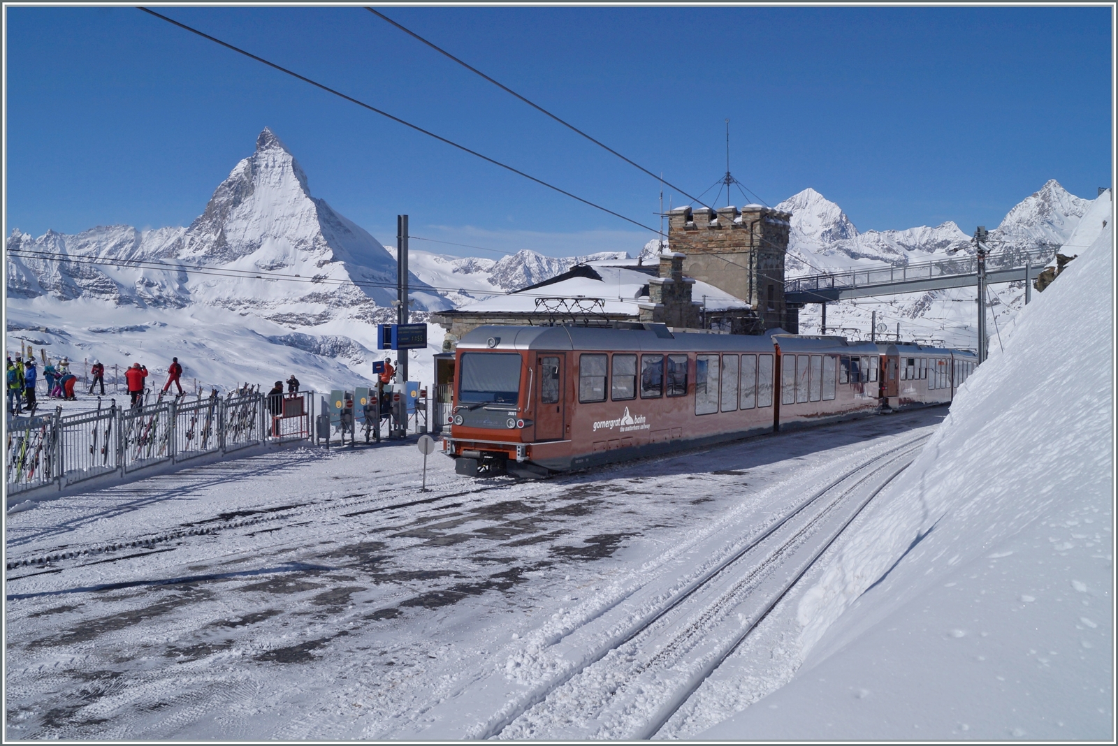 Der Bahnhof Gornergrat, 3089 müM mit dem von Zermatt her angekommenen GGB Bhe 4/6 3081 mit einem weiteren Triebzug. Im Hintergrund das Matterhorn, welches auch die Grenze zu Italien markiert; dahinter liegt das Aostatal. 

27. Februar 2014