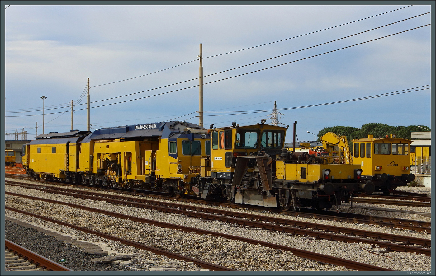 Der Bahnhof Milazzo dient auch als Heimat-Bw diverser Gleisbaufahrzeuge. Am 23.02.2024 warten hier unter anderem die Schotterverteil- und Planiermaschine 060276-9 der RFI und eine Gleis- und Weichenstopfmaschine Unimat 09-32/4S der GlobalFer auf den nächsten Einsatz.