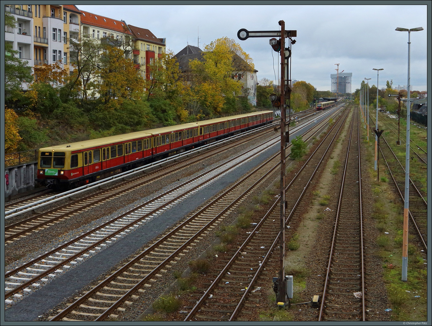 Der Bahnhof Neukölln ist der letzte Bahnhof im Stadtgebiet Berlin mit Formsignalen. Am 12.11.2023 rollt 485 083 mit 485 040/141 als Abschiedsfahrt der Baureihe 485 auf der S47 zur Hermannstraße an den Signalen vorbei.