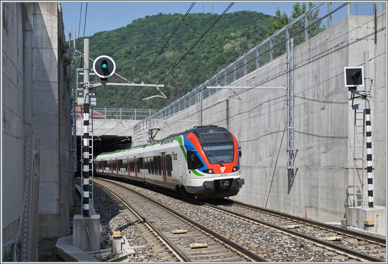 Der Bau bzw. Neubau der Strecke Varese - Stabio dauerte eine halbe Ewigkeit, wohl auch da selbst auf der bereits bestehenden Bestandstrecke die Neugestaltung einem Neubau gleich kam. Entsprechend  Beton intensif  zeigt sich die Strecke nun im besiedelten Gebiet, wie hier in Arcisate. Das Bild entstand vom südwestlichen Bahnsteige-Ende aus und zeigt den TILO RABe 524 101 als S 40 von Varese nach Como S.G.

23. Mai 2023