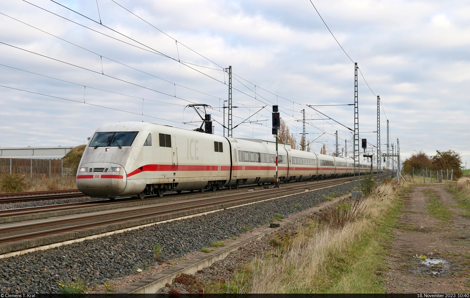 Der beim Eschede-Unfall weitgehend unbeschädigte Triebkopf 401 051-8 ist mit 12 Mittelwagen und dem Triebkopf 401 009-6 am Schluss in Landsberg (Saalekreis) unterwegs. Dem Anschein nach wurde dieser Verband nun dem Triebzug 109  Itzehoe  zugeordnet.

🧰 DB Fernverkehr
🚝 ICE 703 (Linie 18) Hamburg-Altona–München Hbf
🕓 18.11.2023 | 10:40 Uhr