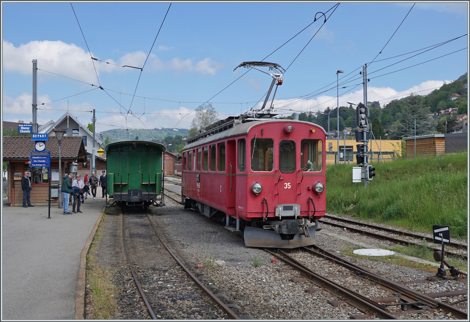 Der Bernin Bahn ABe 4/4 I N° 35 der Blonay Chamby Bahn rangiert in Blonay.

7. Mai 2022