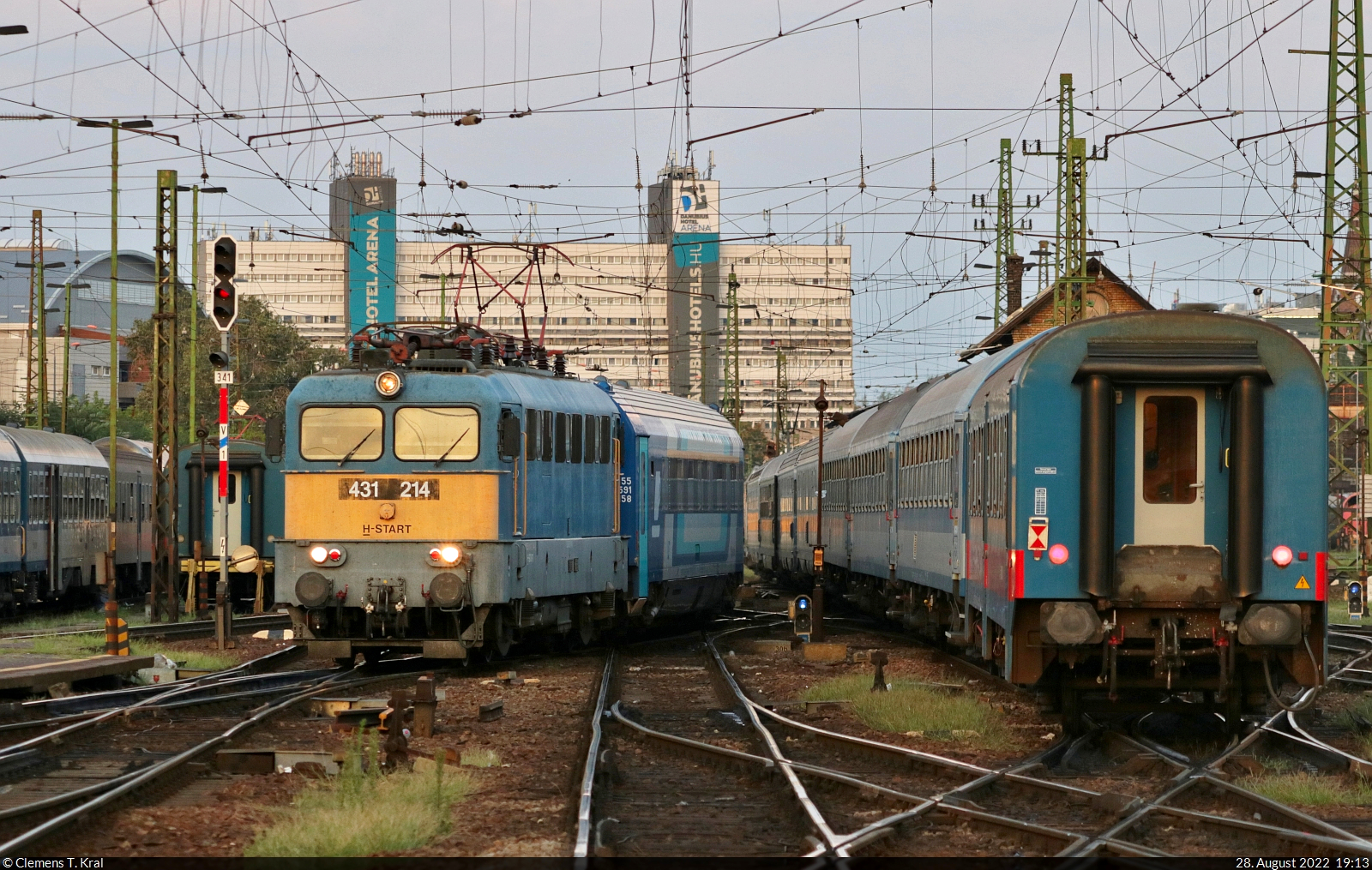 Der Betrieb im Bahnhof Budapest-Keleti pu (HU) ist ein ständiges Kommen und Gehen. Soeben erreicht 431 214-0 den Ostbahnhof und wurde mit dem Tele eingefangen. Die Sonne hat sich bereits hinter Wolkenschleiern versteckt.

🧰 MÁV
🚝 IR 19203 Szombathely (HU)–Budapest-Keleti pu (HU)
🕓 28.8.2022 | 19:13 Uhr
