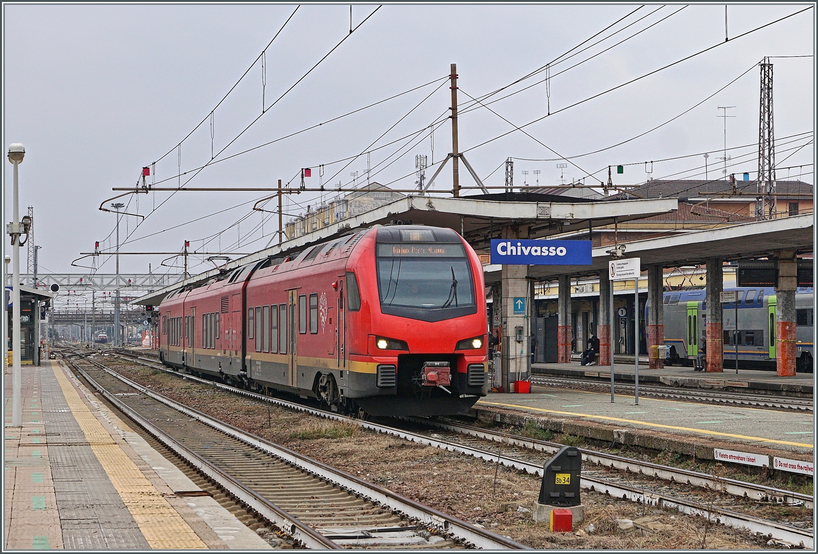 Der bimodulare FS Trenitalia BUM BTR 813 004 ist von Aosta in Chivasso  als RV VdA 2726 angekommen und fährt nun nach dem Richtungswechsel nach Torino Porta Nuova weiter. 
Der Zug fuhr mit Diesel von Aosta bis Ivrea und ab dort elektrisch.

24. Februar 2023