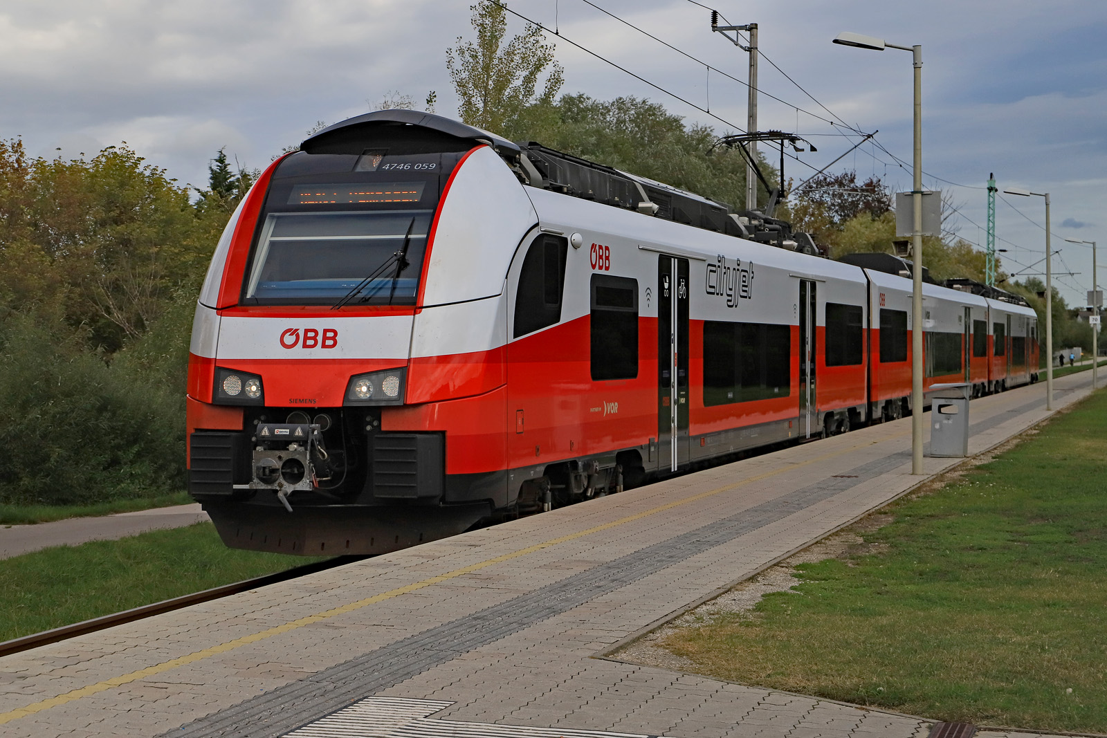 Der -bis auf die äußere und innere Farbgestaltung- zu den GySev-Desiros absolut baugleiche Triebzug 4746 059 der ÖBB im cityjet-Design ist am 02.10.2022 als Radexpress Burgenland von Wien Hbf nach Pamhagen gerade in Weiden am See angekommen. Normalerweise verkehren auf der Neusiedler Seebahn Flirts der Baureihe 4124, diese Leistung, die nur am Wochenende und Feiertagen angeboten wird, wurde aber einem Desiro ML übertragen 