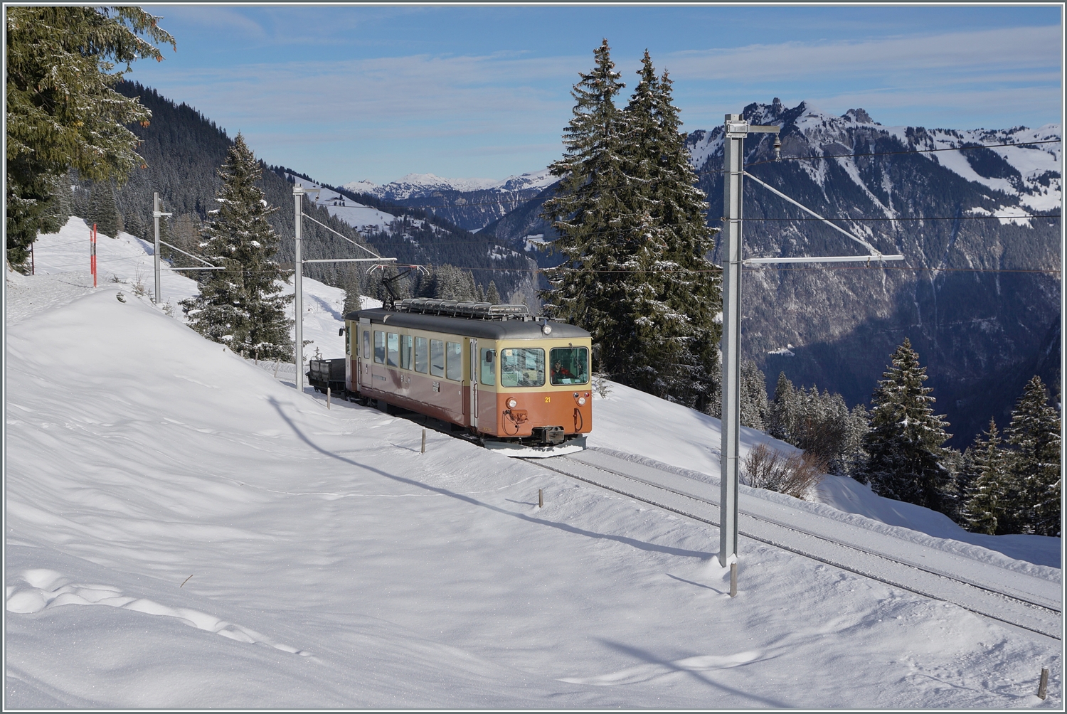 Der BLM Be 4/4 N° 21 ist zwischen Grütschalp und Winteregg auf der Fahrt nach Mürren. 

16. Jan. 2024 