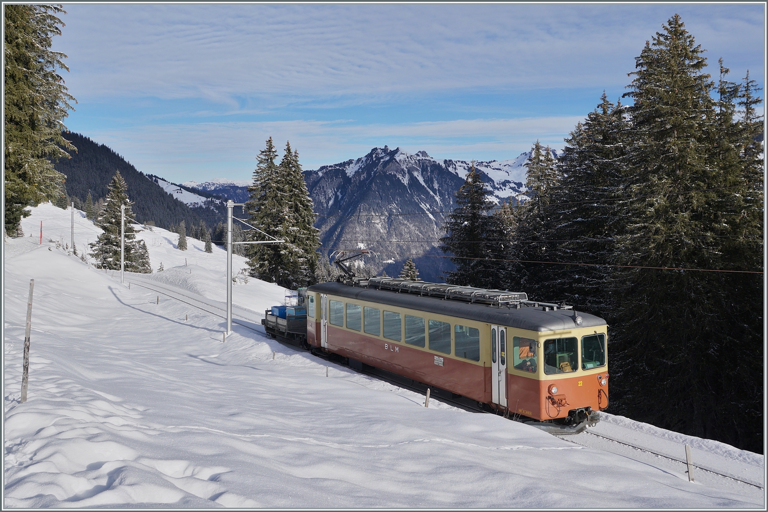 Der BLM (Bergbahn Lauterbrunnen Mürren) Be 4/4 21 ist kurz nach Winteregg auf der Fahrt von Mürren zur Grütschalp. Der Mischbetrieb mit den neuen Be 4/6 101 - 103 verzögert sich; trotzdem dürfte dies die letzte Wintersaison für die erfahrenen Be 4/4 21 -23 und 31 sein. 

16. Januar 2024