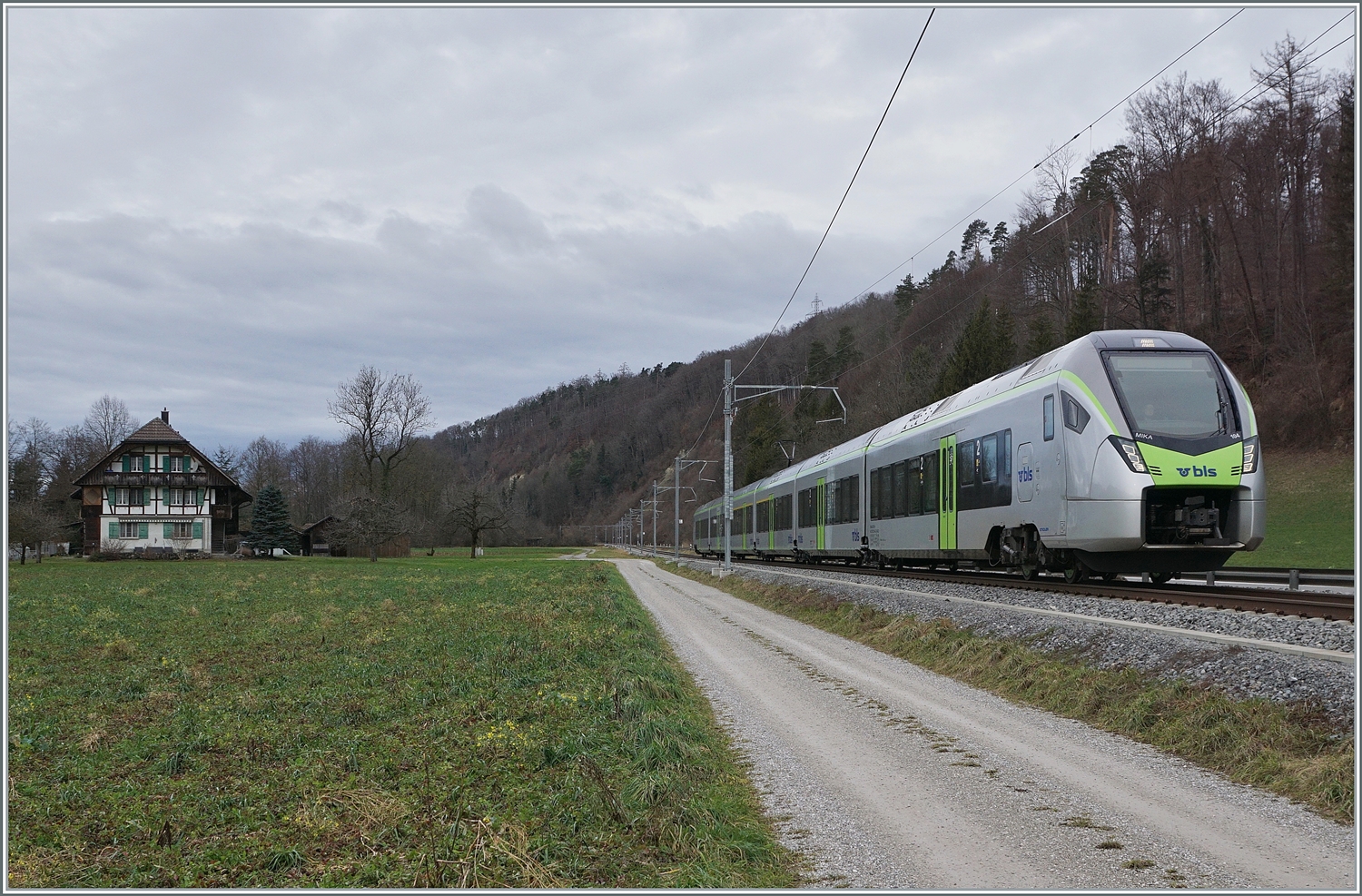 Der BLS RABe 528 104 ist bei Freiburghaus als S 2 15243 von Laupen BE nach Langnau i.E. via Bern - Konolfingen unterwegs.

24. Januar 2024