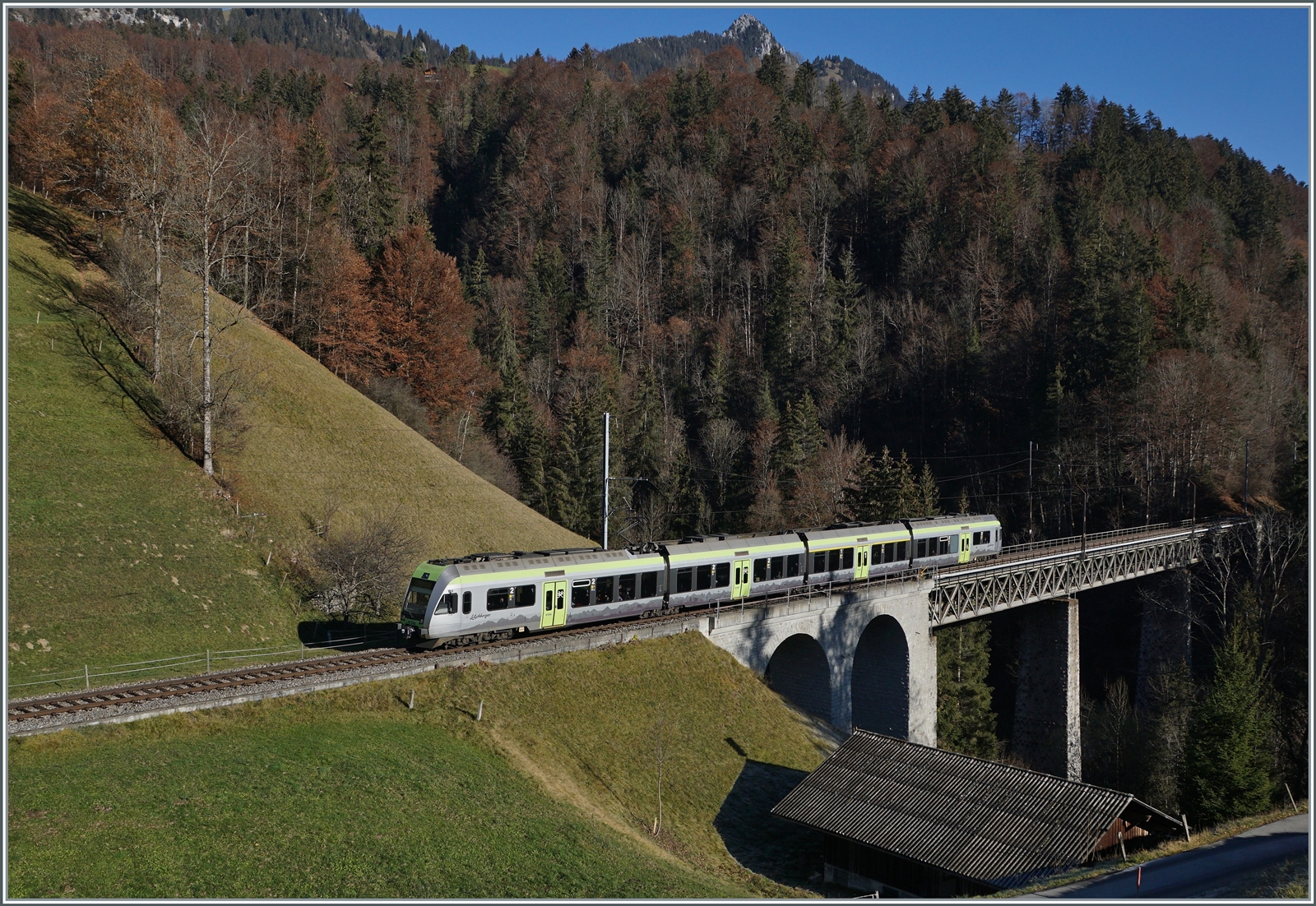 Der BLS RABe 535 112  Lötschberger  ist als RE von Bern nach Zweisimmen kurz nach Weissenburg auf der Bunschenbachbrücke unterwegs. 

25. November 2020