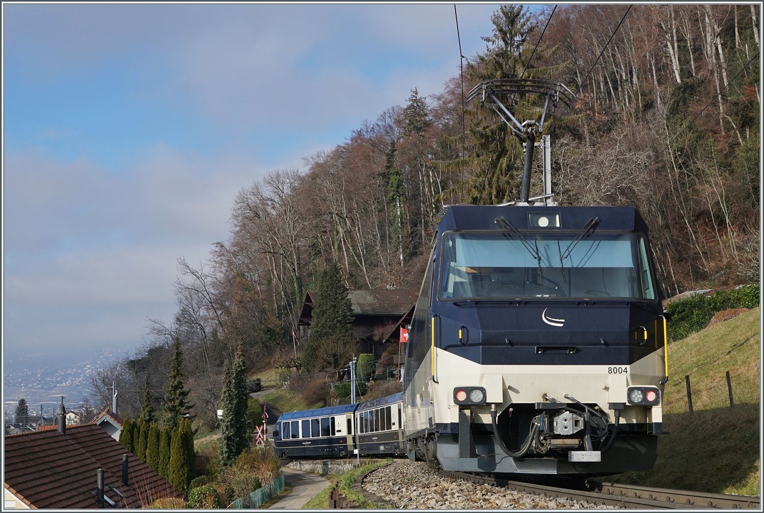 Der BLS/MOB GoldenPass Express GPX 4064 ist von Interlaken Ost nach Montreux unterwegs und konnte bei Chernex mit der schiebenden Ge 4//4 8002 fotografiert werden, wobei die Lok etwas ungewollt zwei GPX Wagen verdeckt. 

17. Dezember 2023