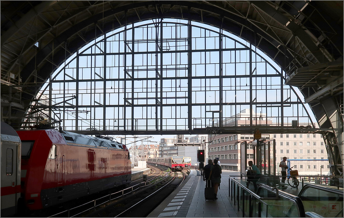 Der Bogen - 

... des Bahnhofes Berlin-Alexanderplatz an der nördlichen Stirnseite der Bahnsteighalle, vom S-Bahnsteig aus gesehen.

15.07.2023 (M)
