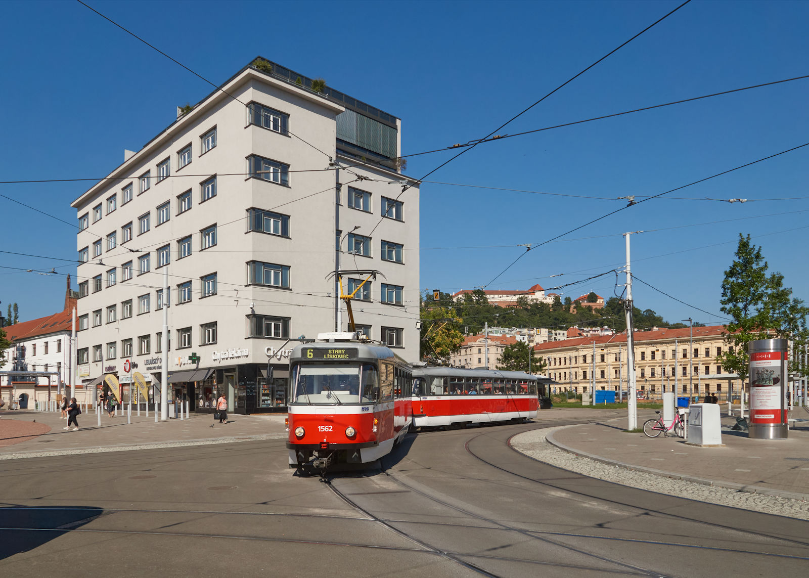 Der Brünner T3R.EV 1562 war am 06.09.2023 mit 1560 unterwegs-  Auf der Linie 6 nach Stary Liskovech verlässt der Zug gerade den Mendel-Platz, wobei sich der zweite Triebwagen sehr schön im Lack des führenden Triebwagens spiegelt.. 