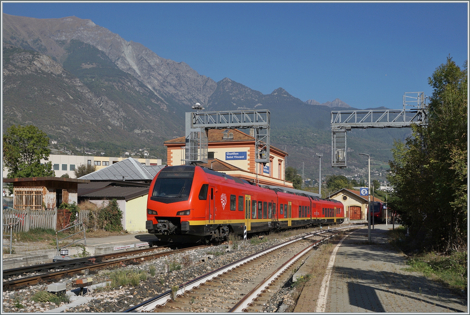 Der BUM BTR 813 001 verlässt als RV VdA 2729 von Torino nach Aosta den Bahnhof von Chatillon Saint Vincent.

11. Oktober 2023