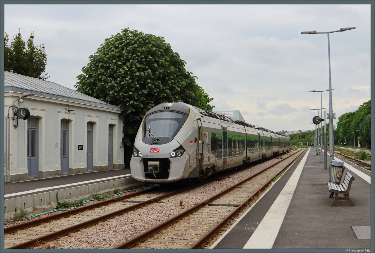 Der Coradia Polyvalent B 84571 der SNCF f�hrt am 06.05.2026 in den Bahnhof Granville ein.