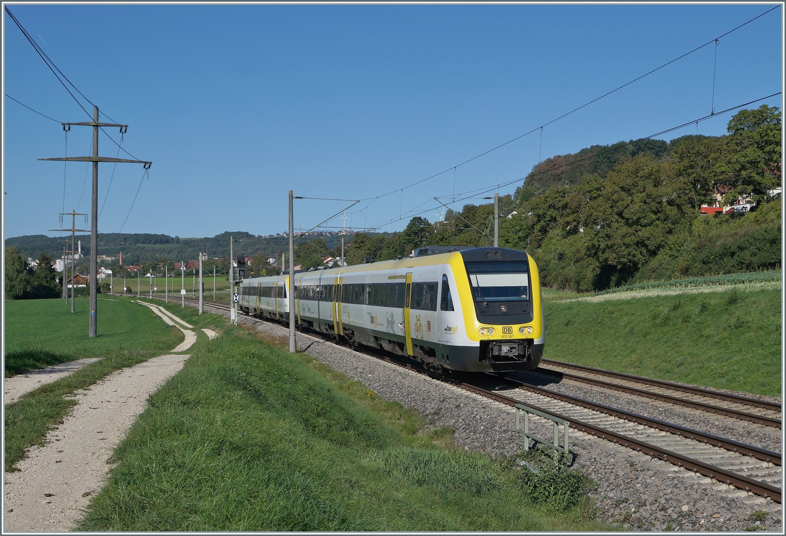 Der DB 612 067 und ein weiterer sind kurz nach dem Passieren der Grenze bei Bietingen auf dem Weg nach Singen.

19. September 2022