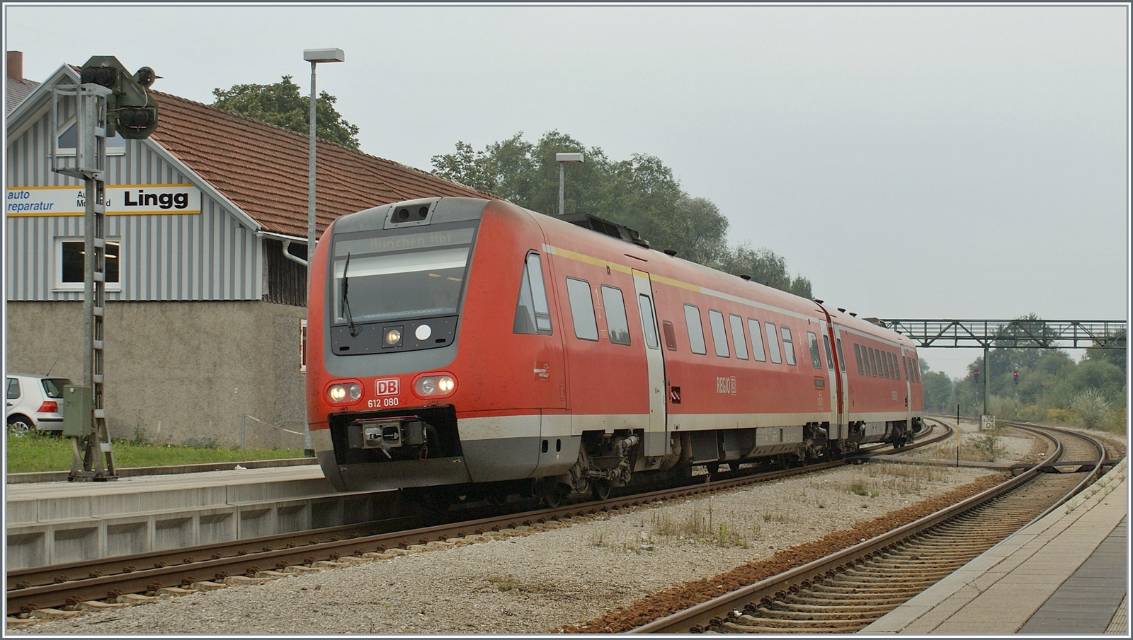 Der DB 612 080 auf der Fahrt von Lindau Hbf nach München Hbf erreicht Hergatz. 

11. September 2009