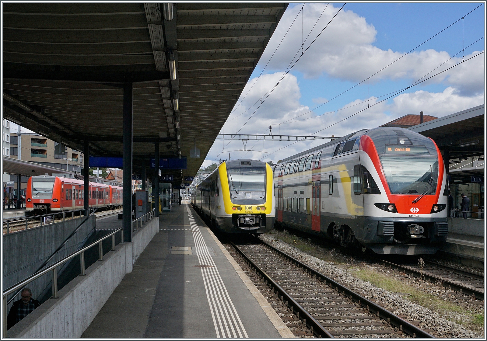 Der DB 612 636 ist als IRE auf dem Weg nach Singen und der SBB RABe 511 104 als IR nach Zürich; oder bunte internationale Eisenbahn in Schaffhausen! Dazu noch zwei DB ET 426 als Regionalbahn nach Singen im Hintergrund. 

19. September 2022