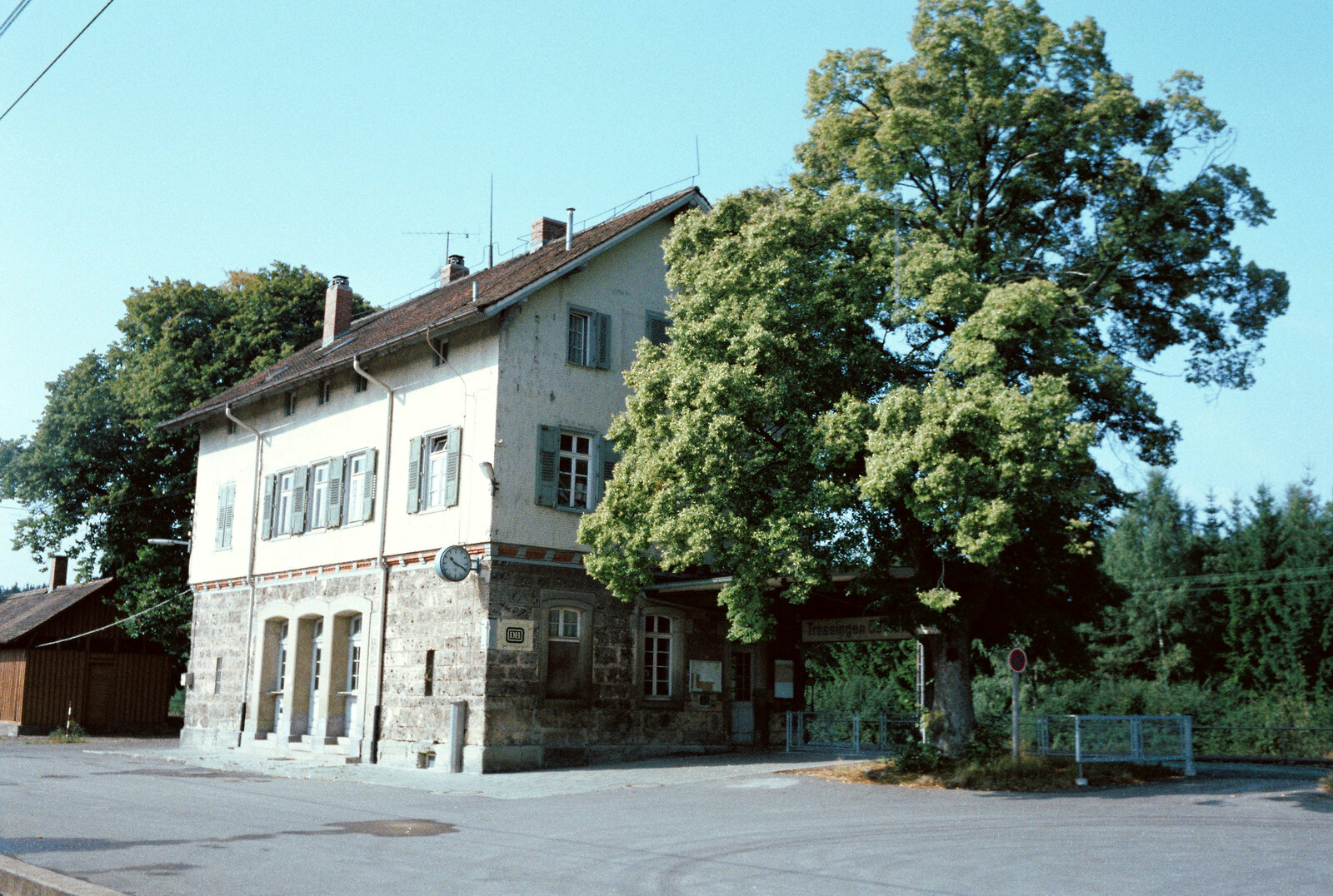 Der DB-Bahnhof Trossingen ist von der Stadt Trossingen recht weit entfernt, und so wurde 1898 eine Bahn nach Trossingen-Stadt gebaut, welche auch erhalten wurde und auf der nun Züge der Hohenzollerischen Landesbahn fahren. 