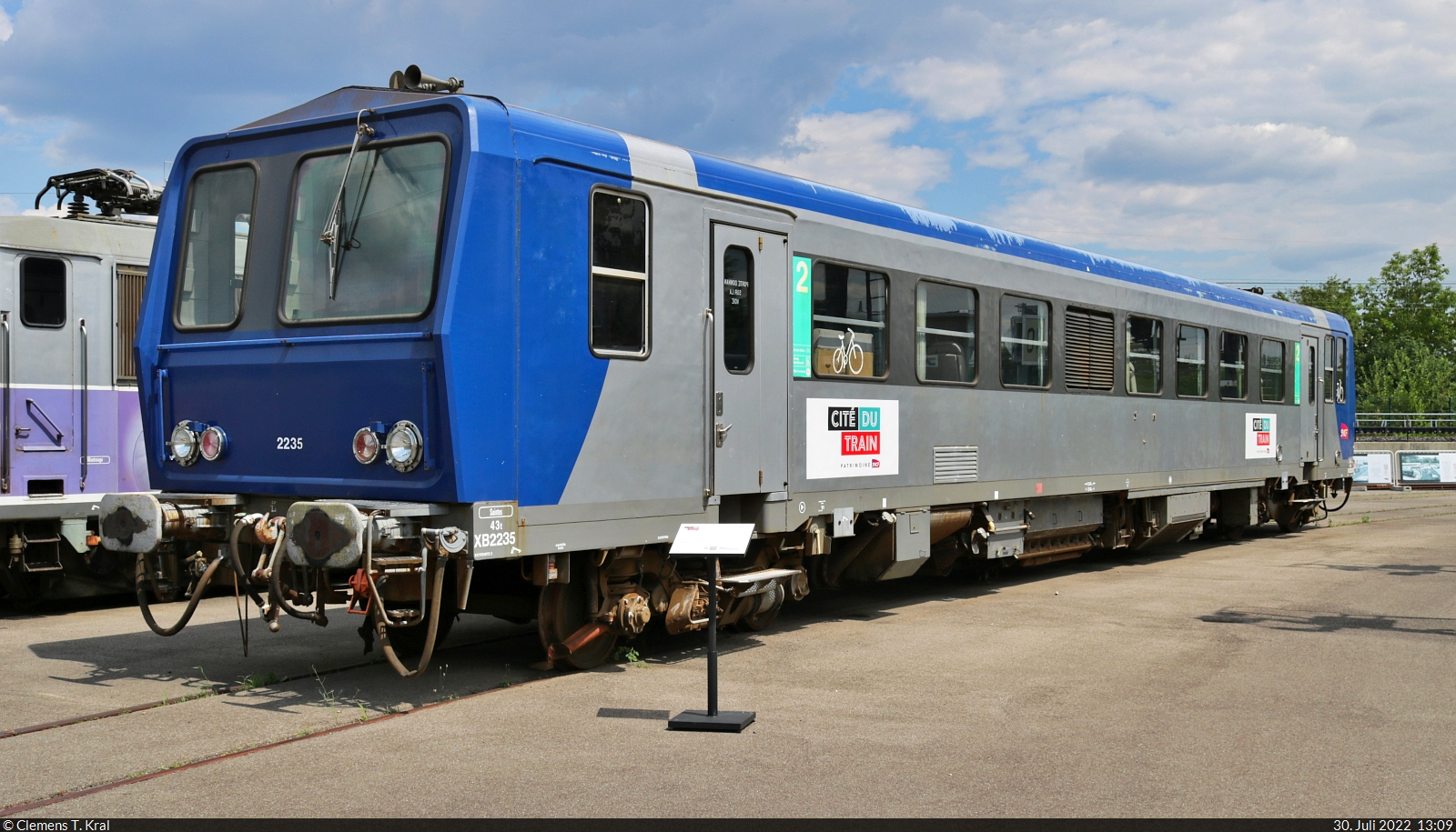 Der Dieseltriebwagen XB 2235 kann auf dem Außengelände des Cité du Train (Eisenbahnmuseum) Mulhouse (F) besichtigt werden.

🧰 Cité du Train - Patrimoine SNCF
🕓 30.7.2022 | 13:09 Uhr