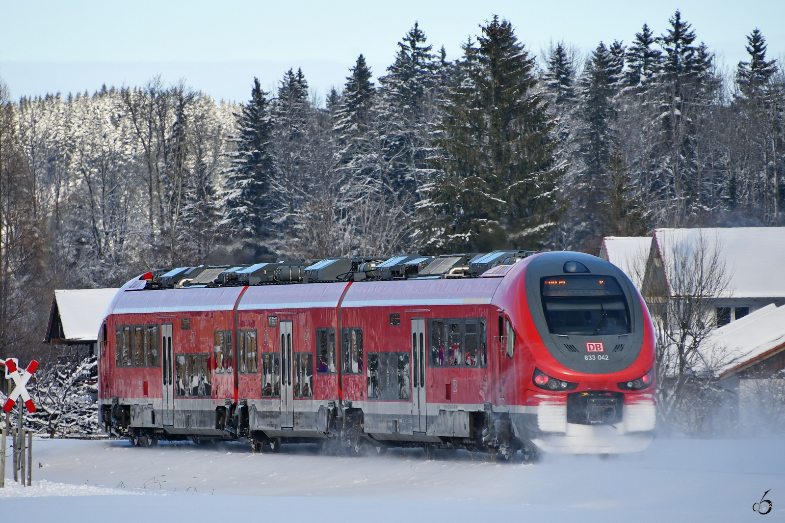 Der Dieseltriebzug 633 042 ist hier Ende November 2023 auf der Teilstrecke zwischen den Pfrontener Orststeilen Steinach und Ried unterwegs.