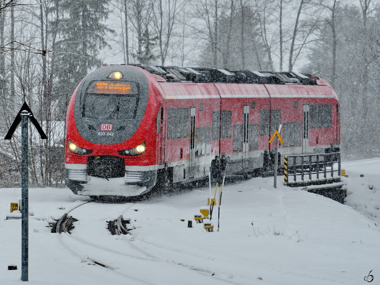 Der Dieseltriebzug 633 042 war Ende November 2023 in Pfronten unterwegs.
