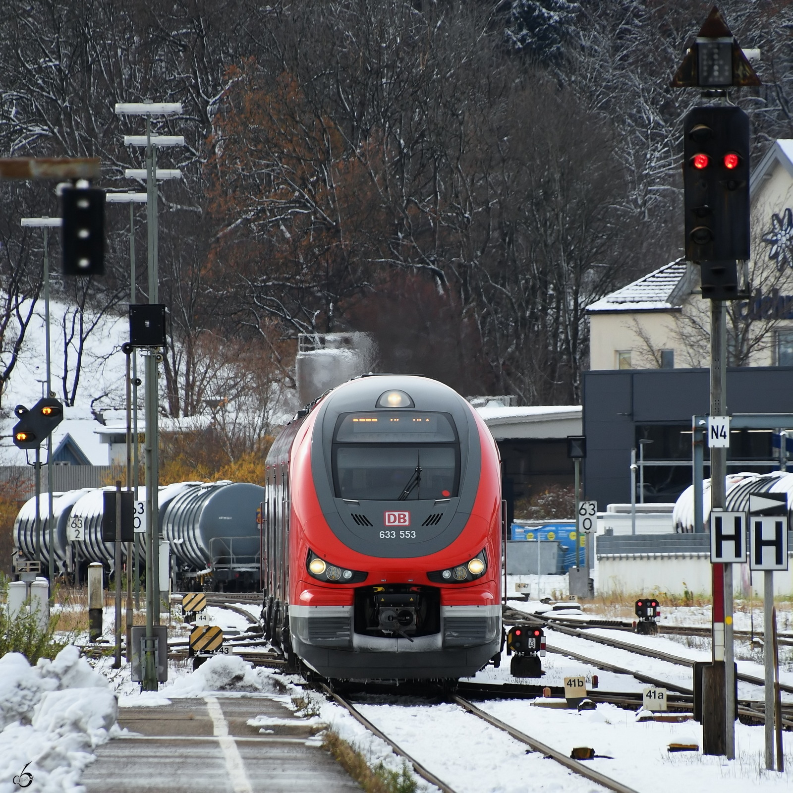 Der Dieseltriebzug 633 533 ist hier Ende November 2023 bei der Ankunft am Hauptbahnhof in Kempten zu sehen. 