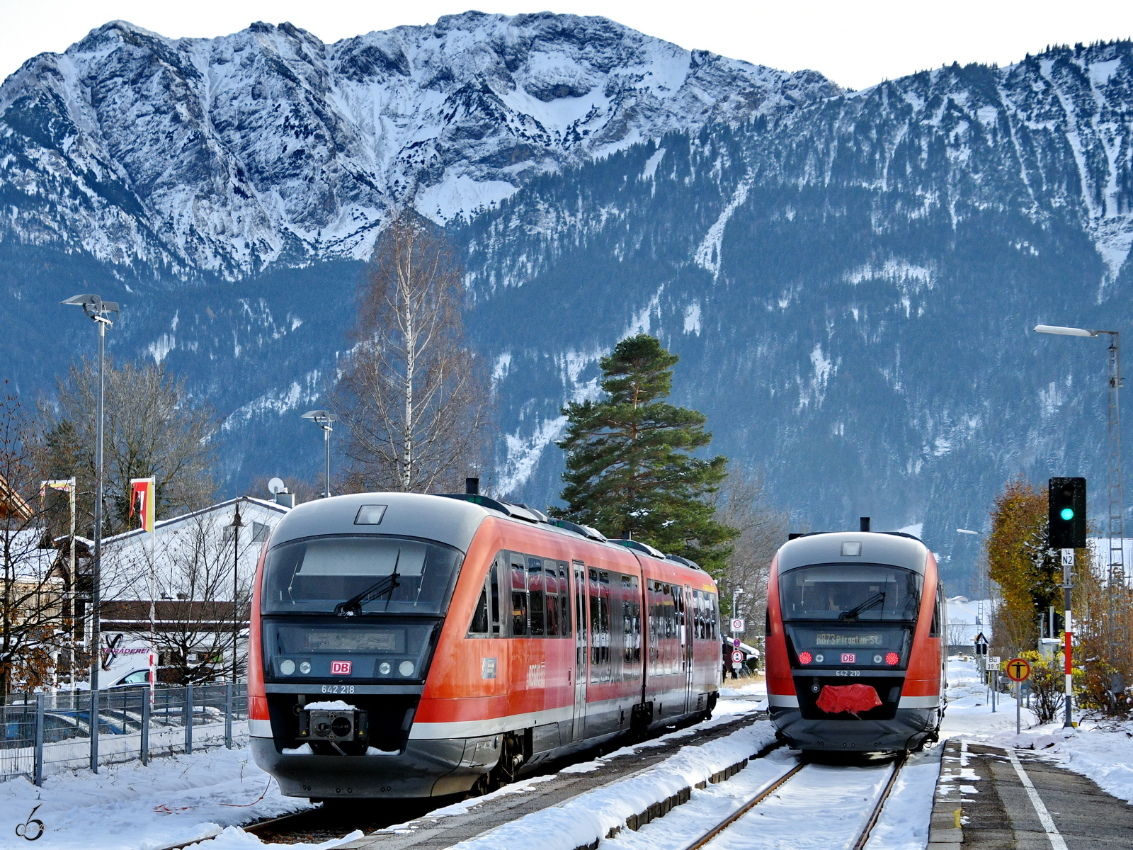 Der Dieseltriebzug 642 210 macht sich auf den Weg zum Endhaltepunkt in Pfronten-Steinach, während 642 218 Ende November 2023 am Bahnhof Pfronten-Ried.