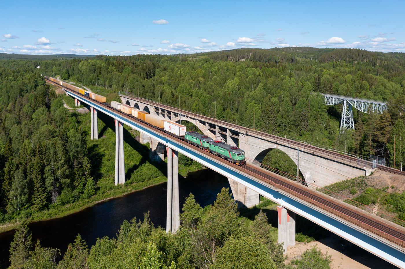 Der dritte Zug im Bunde ist der Green Cargo 42590, der das Kombiterminal in Gammelstad nahe Luleå mit Göteborg verbindet. Am 17.06.2022 ist dieser Zug mit zwei Rc4 bei Nyåker in Richtung Luleå unterwegs.