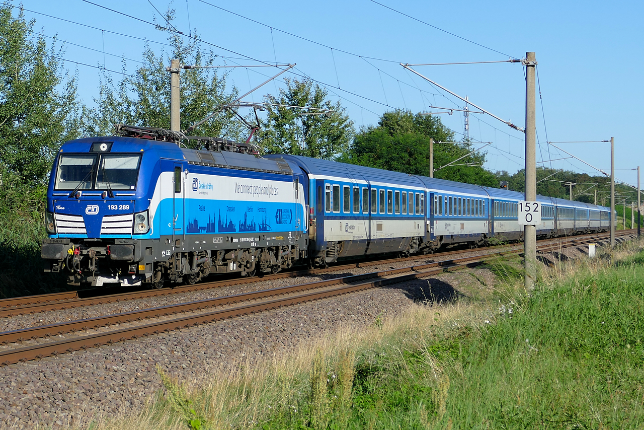 Der EC 378, angef�hrt von 193 289 [91 80 6 193 289-6 D-ELOC], eilt am 12.08.2024 bei Reckenzin seinem Ziel Kiel Hbf entgegen.