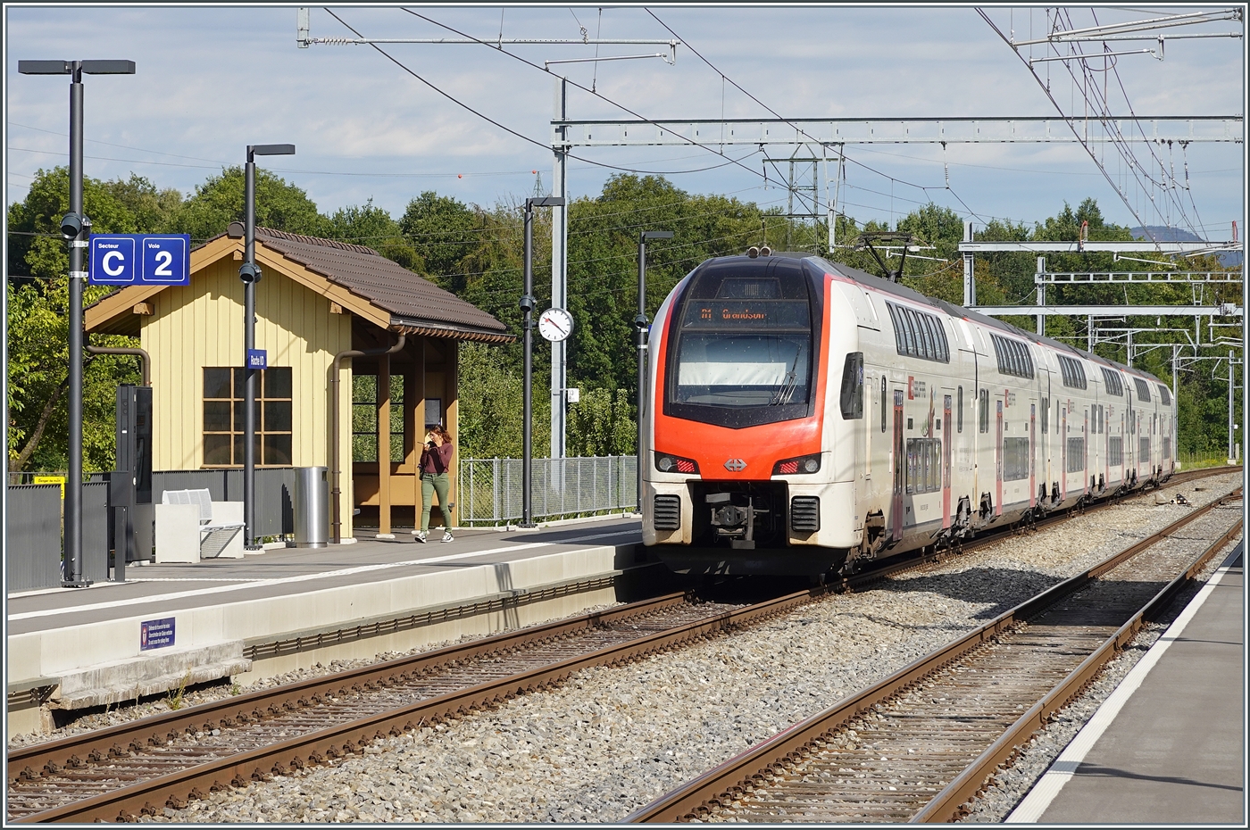 Der von einem SBB RABe 512 gef�hrten R1 24124 von Bex nach Grandson verl�sst den Bahnhof von Roche VD. Sehr sch�n zu sehen das herrlich restaurierte Warteh�uschen auf Gleis 2. 

2. September 2026