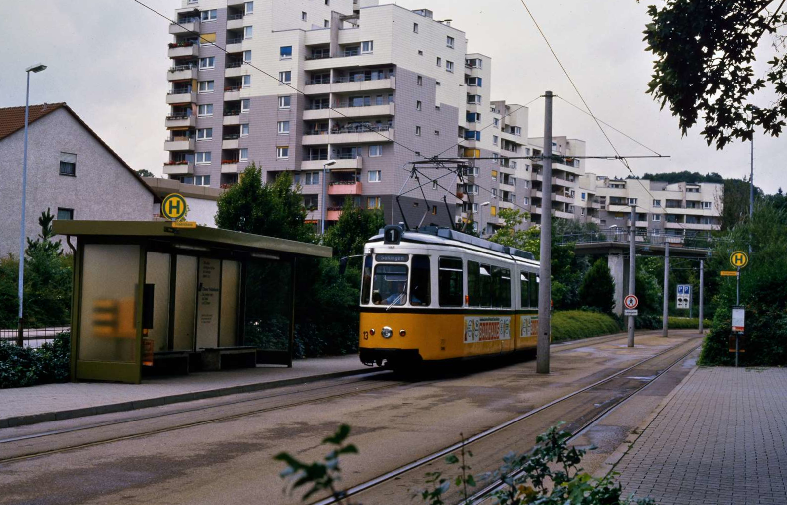 Der einzelne TW 13 der Ulmer Straßenbahn (MF Esslingen Baureihe GT4) auf der Linie 1
Datum: 29.09.1984