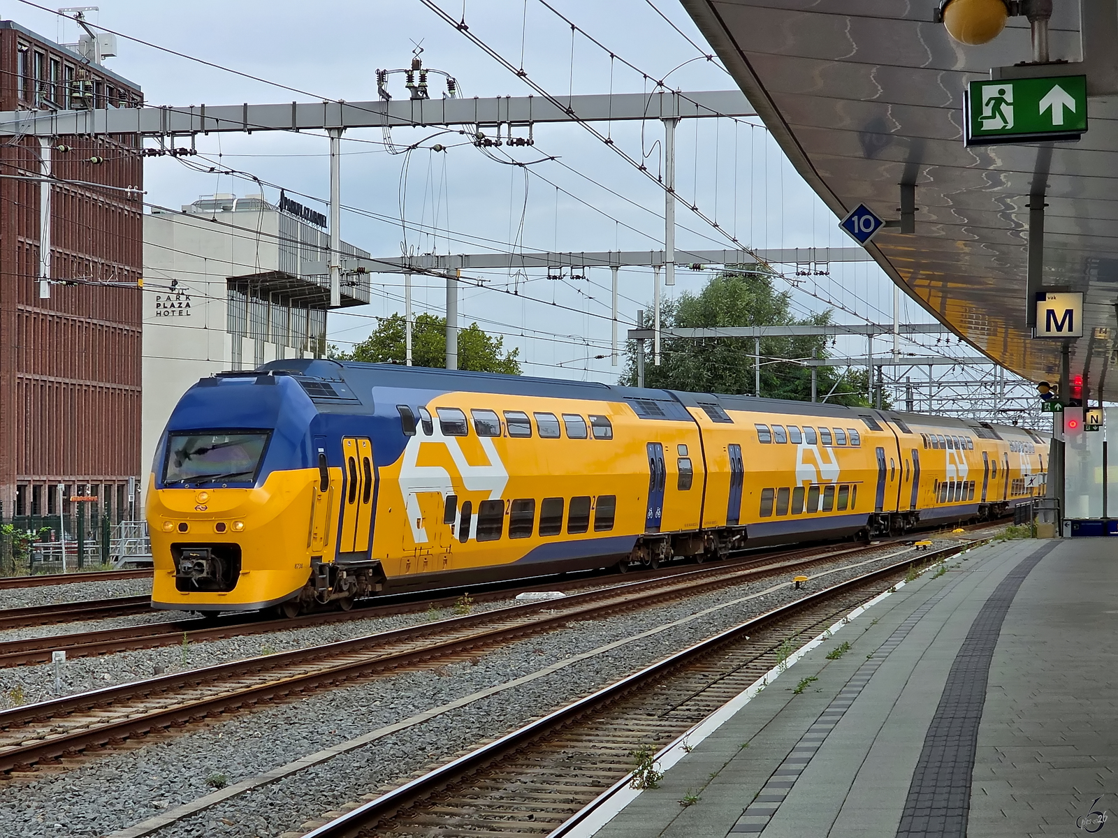 Der elektrische Triebzug 8738 f�hrt gerade am Hauptbahnhof in Utrecht ein. (September 2026)
