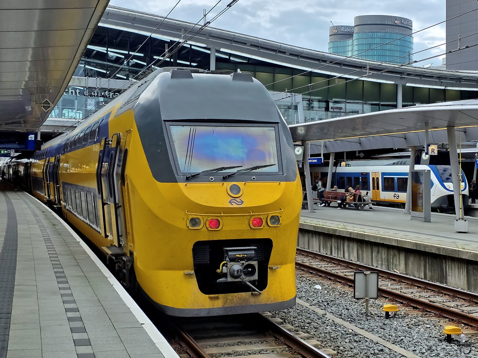 Der elektrische VIRM-Triebzug wartet am Hauptbahnhof in Utrecht auf die Weiterfahrt. (September 2026)