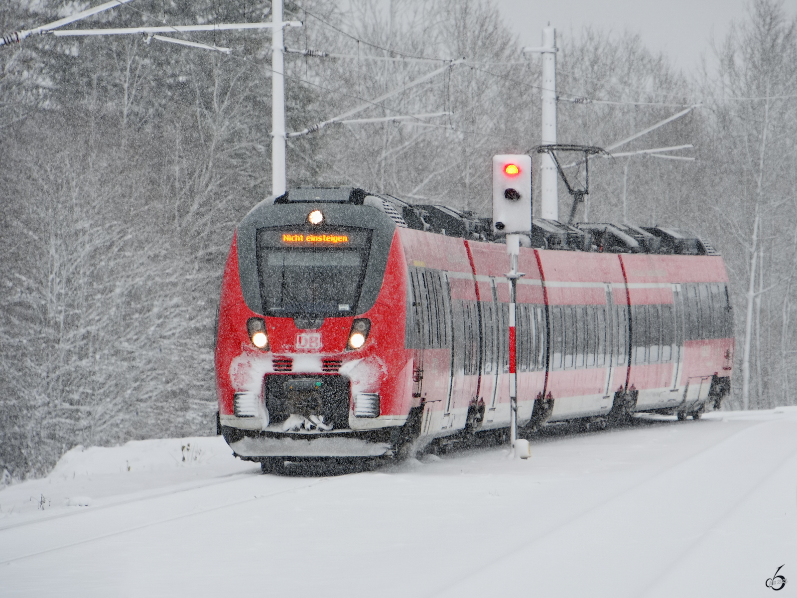 Der Elektrotriebzug 2 442 208 ist hier Ende November 2023 bei der gemächlichen Ankunft am Endhaltepunkt in Pfronten-Steinach zu sehen.