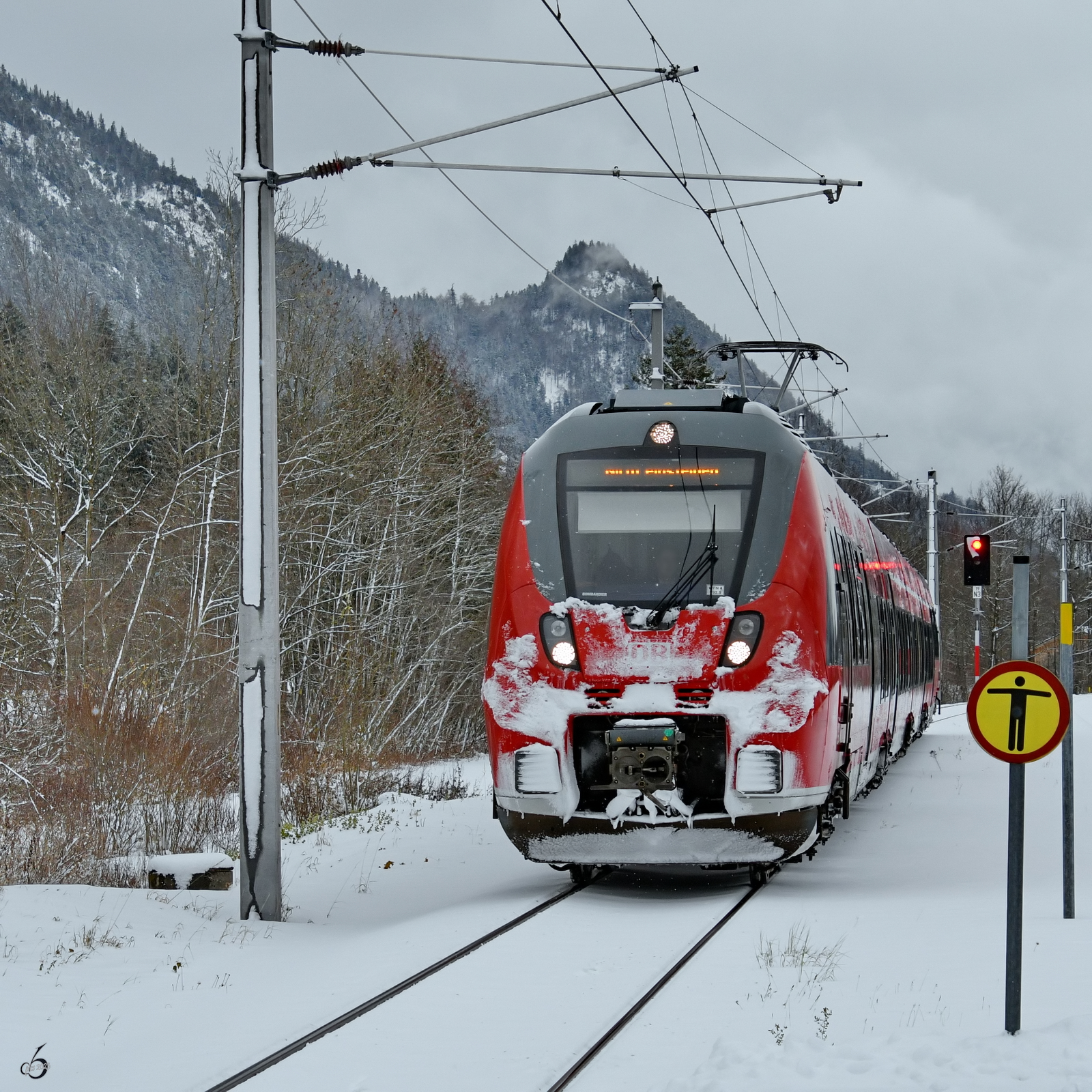 Der Elektrotriebzug 2 442 715 ist hier Ende November 2023 bei der Ankunft am Endhaltepunkt in Pfronten-Steinach zu sehen.