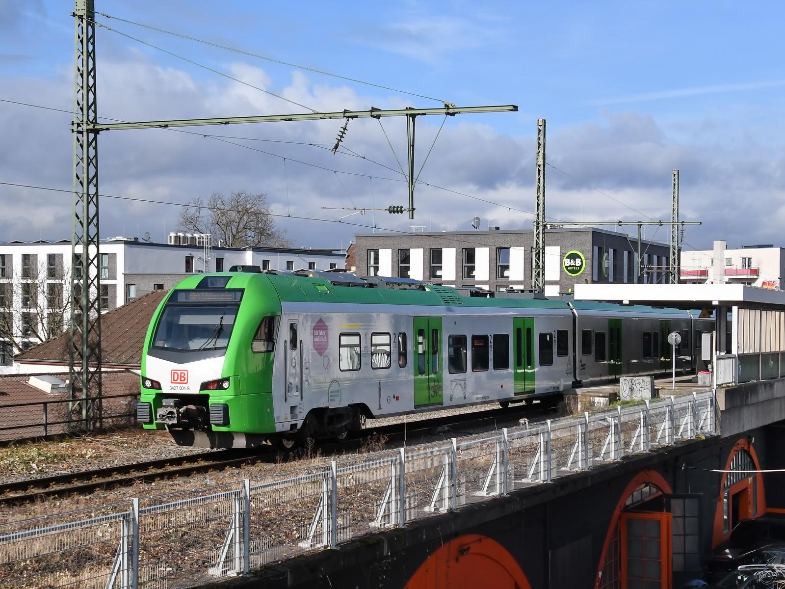 Der Elektrotriebzug 3427 001 B verlässt hier die Haltestelle Bochum-West, so gesehen im März 2024.