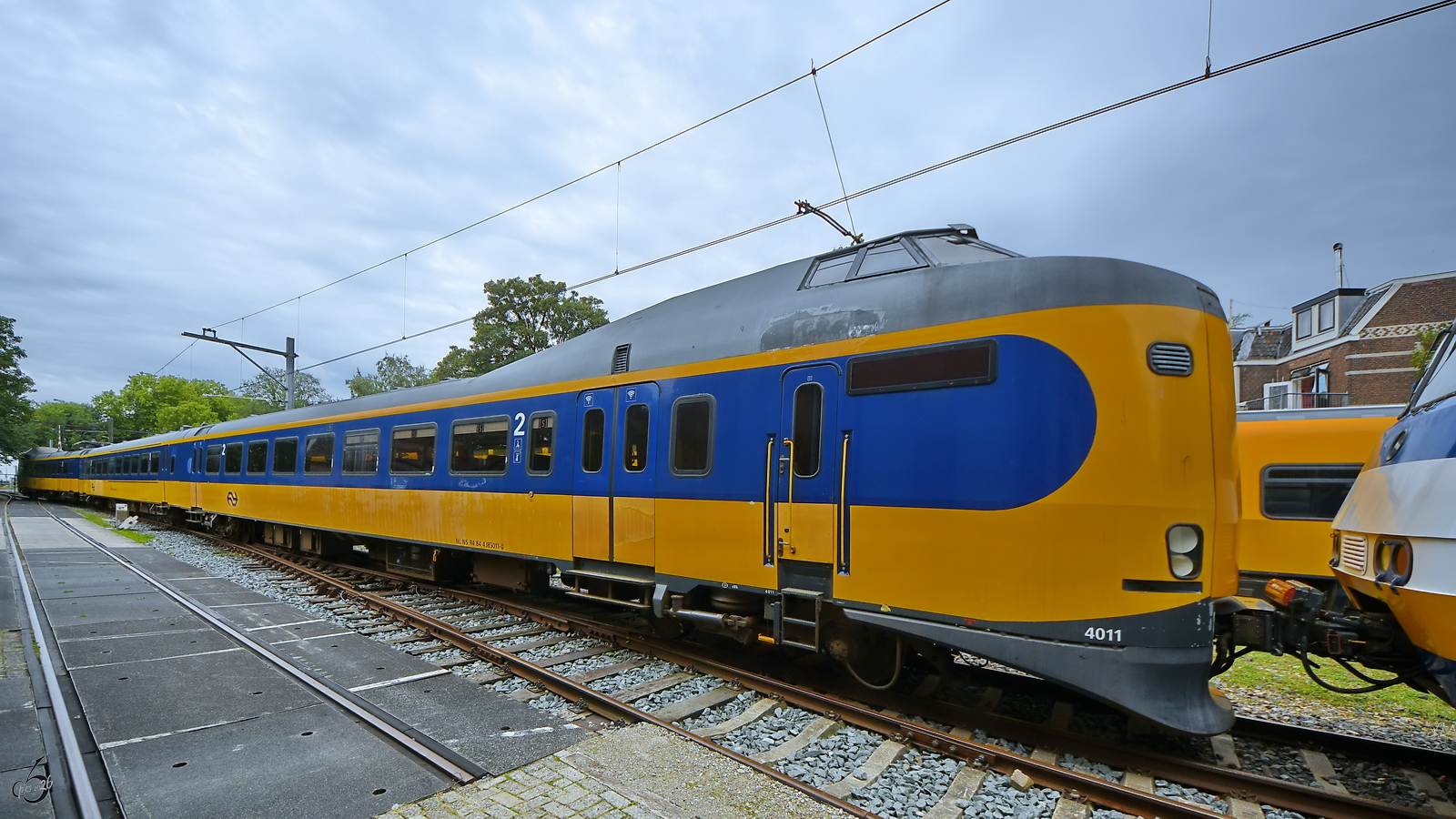 Der Elektrotriebzug 4011 wurde 1983 bei Talbot in Aken hergestellt. Er war das erste serienproduzierte Fahrzeug der  Koploper  genannten Baureihe. Die ersten Prototypen waren ab 1977 auf den Gleisen der Niederlande unterwegs. (Eisenbahnmuseum Utrecht, September 2026)