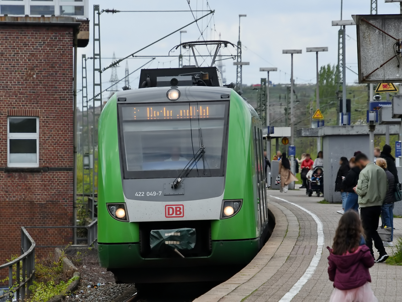 Der Elektrotriebzug 422 049-7, unterwegs als S1 in Richtung Dortmund, ist hier Anfang April 2024 beim Halt in Bochum-Langendreer West zu sehen.