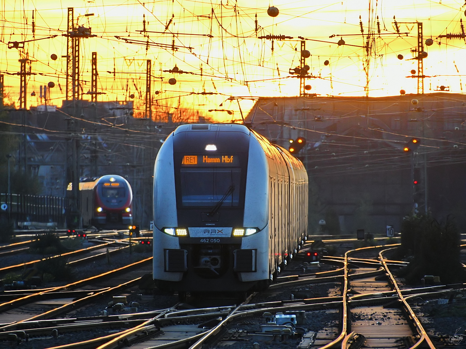 Der Elektrotriebzug 462 050 ist als RE1 nach Hamm unterwegs und war Ende Oktober 2024 kurz vor der Ankunft am Dortmunder Hauptbahnhof zu sehen.